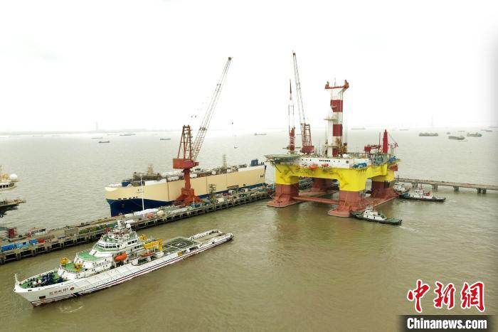     “CMHI-182”中深水半潜式钻井平台拖航出江。　郭洋辰　摄