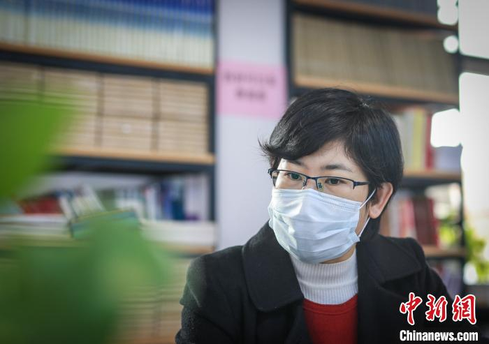 北京新文化运动纪念馆研究室副主任秦素银接受采访。　贾天勇 摄