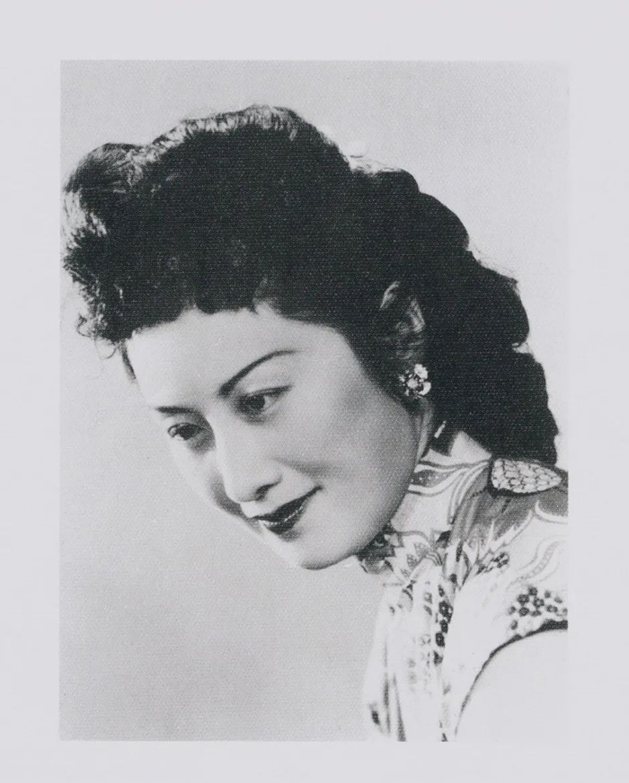 周鍊霞侧影肖像照