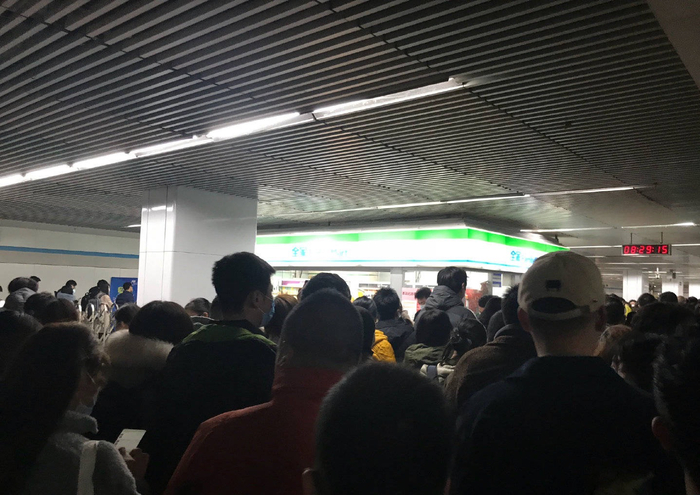 图说：部分车站出现客流积压 网友供图