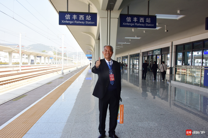 图为“赣南脐橙引种第一人”袁守根乘坐“世界橙乡 赣州信丰”号首发列车。