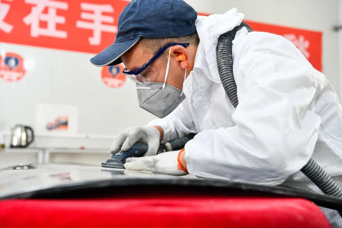 ▲一中等职业学校，学生正在练习汽车车身涂装。新华社记者 杨文斌 摄