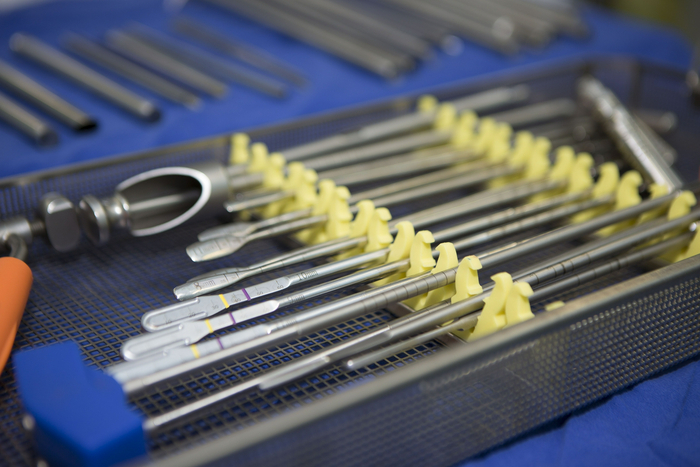 贺石生团队历时五年多，设计研发了新型的V形双通道脊柱内镜系统。