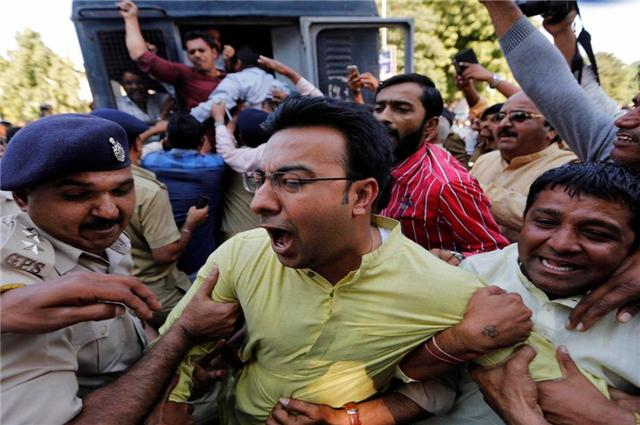 印军分队陷入包围圈,轻信游击队错误情报惹大祸,多名士兵被打伤