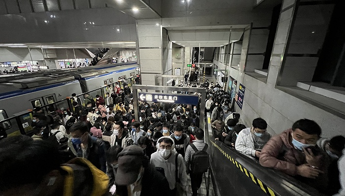 　北京西二旗地铁站的高峰人流。