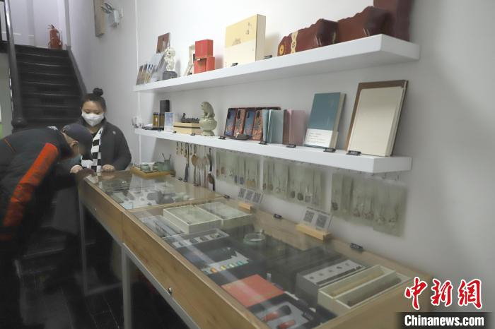 图为博物馆部分文创衍生品。　张道正 摄