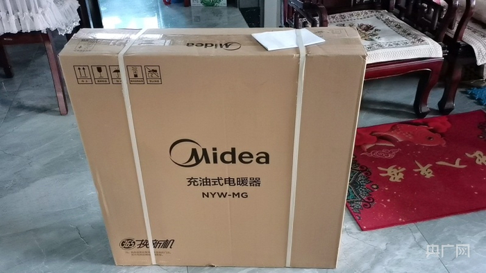 居民领到了电暖器和300元临时供暖电费（央广网发 吕文卫摄）