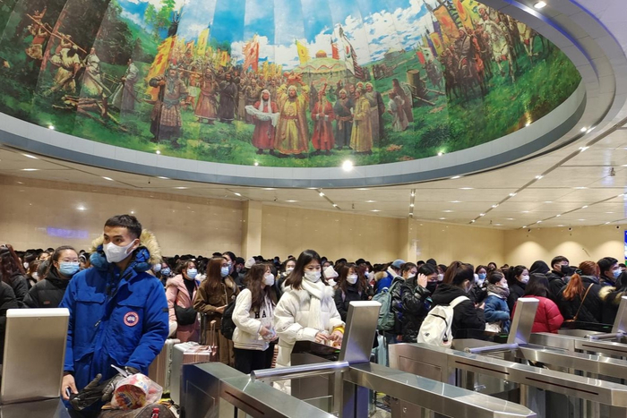 因疫情滞留的高校学生从海拉尔站上车顺利返乡。李福多 摄
