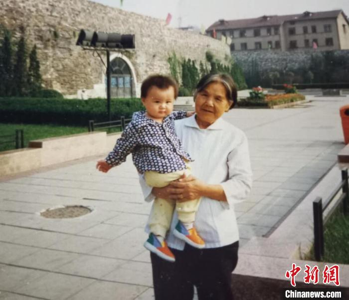 马雯倩珍藏的一张照片，曾祖母把自己抱在怀里的样子。　马雯倩供图。