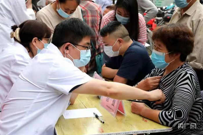 徐强为患者检查（央广网发 浙江省人民医院供图）