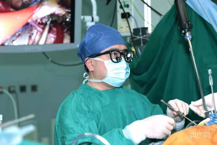 周冰为朱阿姨实施手术（央广网发 浙江省人民医院供图）