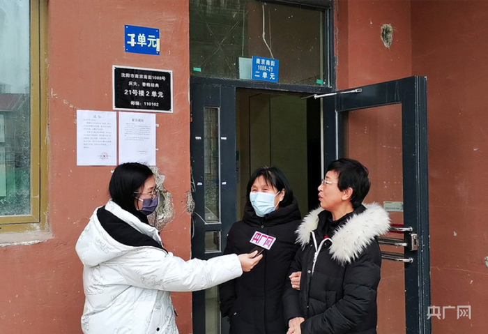 记者采访楼内居民（央广网发 吕文卫摄）