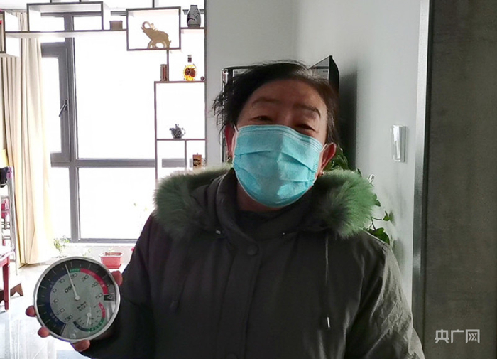 于女士告诉记者家中开始供暖了（央广网发 吕文卫摄）