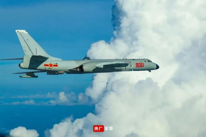 ▲资料图片：南部战区航空兵轰-6J轰炸机。（央广军事）
