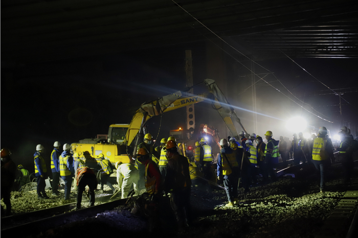 七宝站场中施工人员正进行道砟铺设。赵亿政 摄