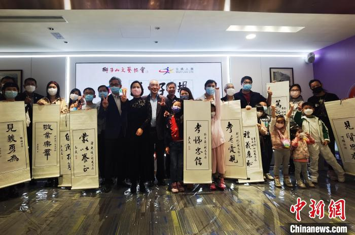 书法家赠送现场挥毫的书法作品。　索有为 摄