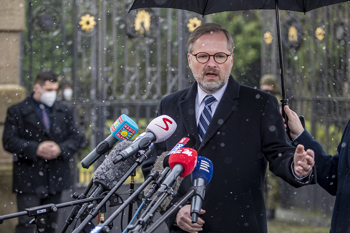 捷克新任总理菲亚拉获任命后举行记者会 图自澎湃影像