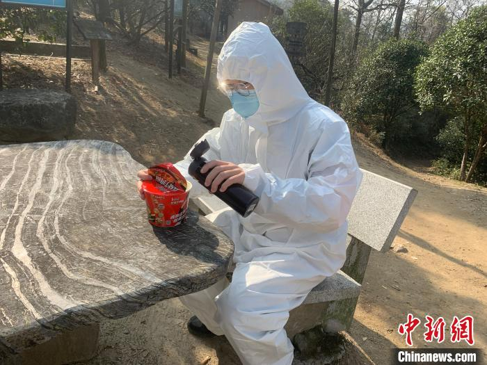 “守山人”准备吃午餐。　冯罗鑫供图