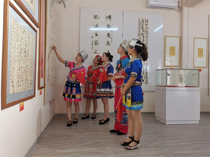 群众参观艺术展示馆（央广网发 李宏伟摄）