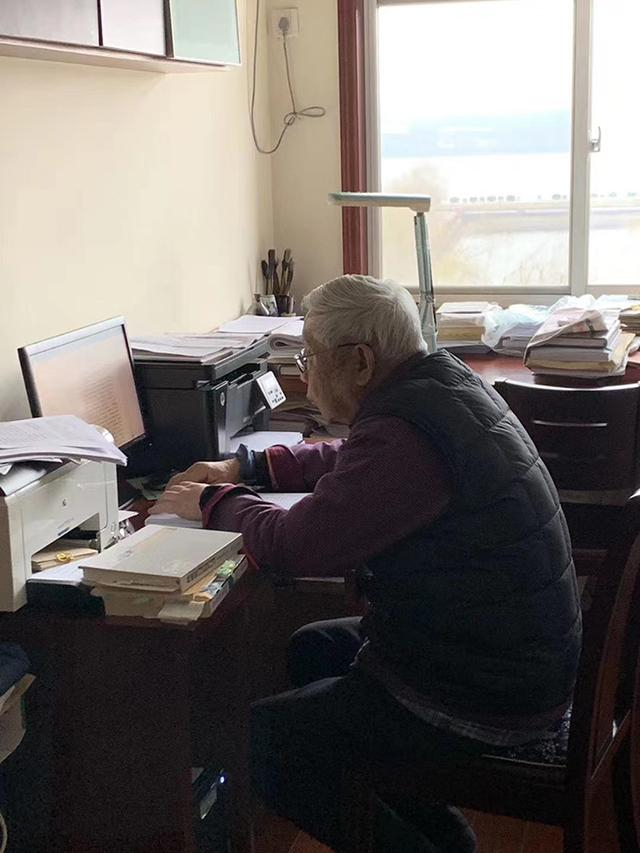 赵德馨在做研究。受访者供图