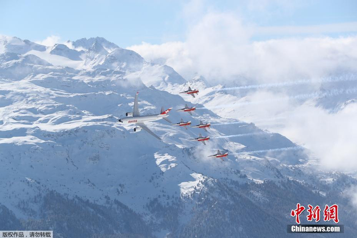 资料图：2017年高山滑雪世界锦标赛在瑞士圣莫里茨举行，瑞士空军的“巡逻兵”飞行表演队上演雪山飞行助阵开幕式。