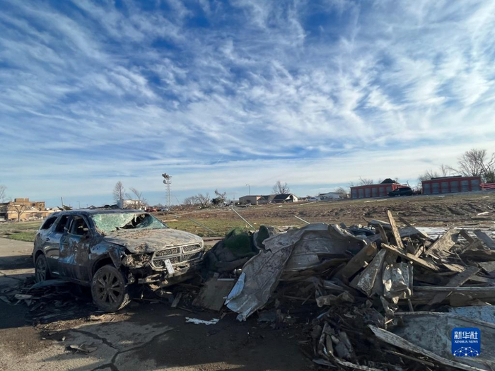 12月11日，在美国肯塔基州梅菲尔德，一辆汽车在龙卷风袭击中损毁。新华社发（卡萝蜜娜·桑切斯摄）