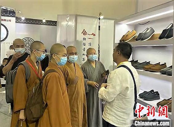 图为柘荣僧服参展春季厦门佛事展。　柘荣县宗教用品协会 供图
