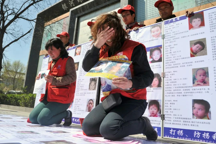 ▲2013年4月9日，中国“爱心寻子团”全国寻子行动山西省太原市正式启程。图源IC photo