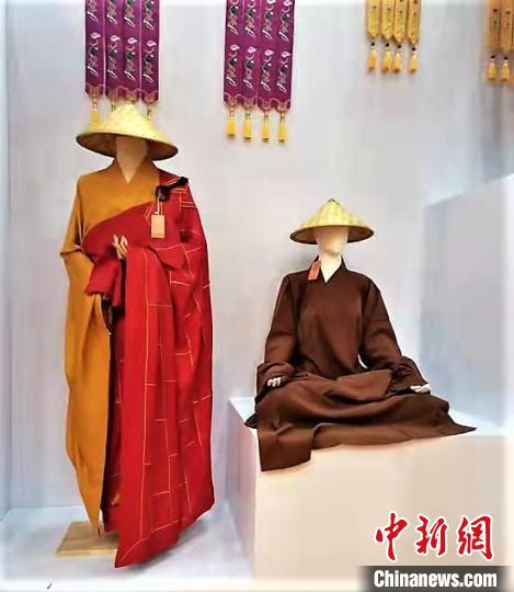 图为僧服展示。　宁德市德翔僧服有限公司 供图