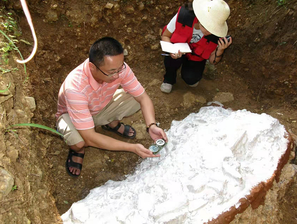 魏光飚在龙骨坡遗址开展研究 受访者供图