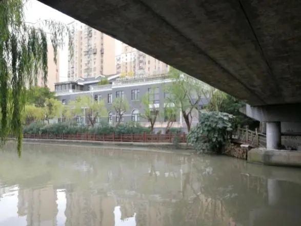 灵岩南路桥东侧照片