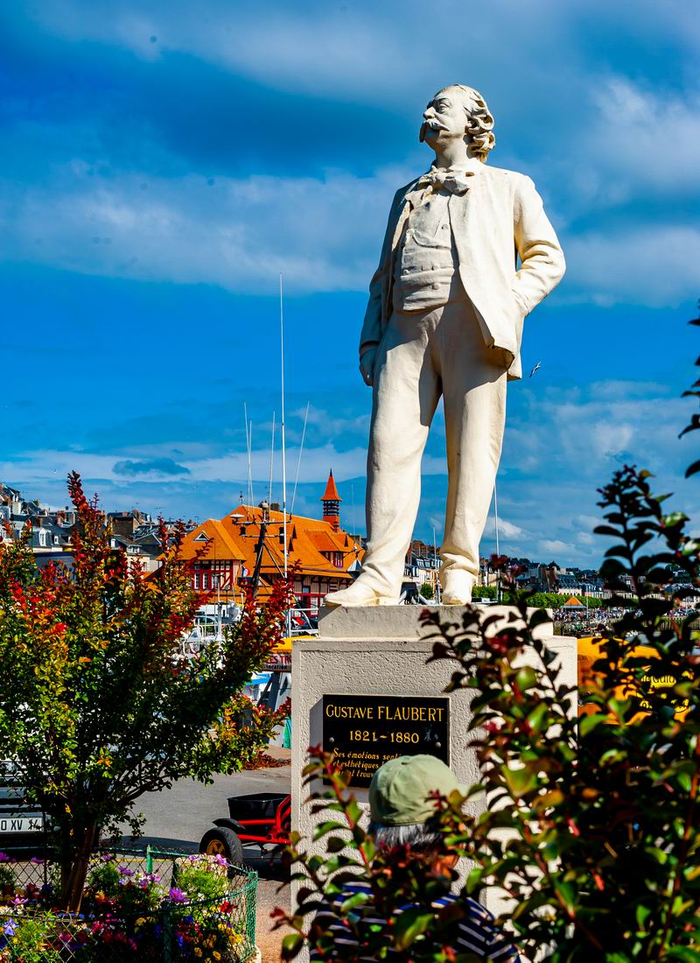 法国卡尔瓦多斯省特鲁维尔市，坐落在拉图克斯码头的福楼拜雕像