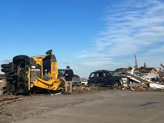 图 / 12月11日，在美国肯塔基州梅菲尔德，一辆校车被龙卷风刮倒。新华社发（卡萝蜜娜·桑切斯摄）