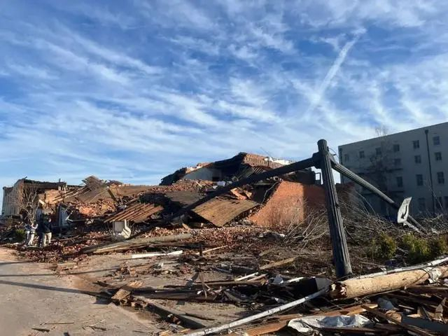 图 / 12月11日，美国肯塔基州梅菲尔德的房屋在龙卷风袭击中坍塌。新华社发（卡萝蜜娜·桑切斯摄）