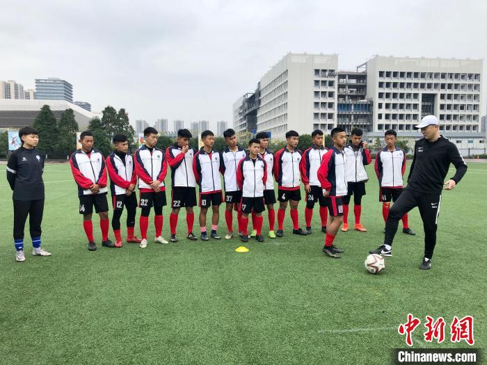 图为孙继海在现场展开指导。　钟旖 摄