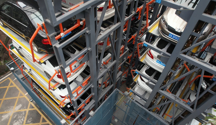 机械停车楼汽车停放（央广网发 陈智列摄）