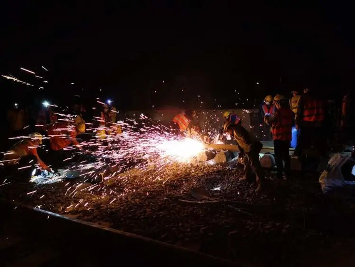 施工人员正在进行锯轨作业。黄云权 摄