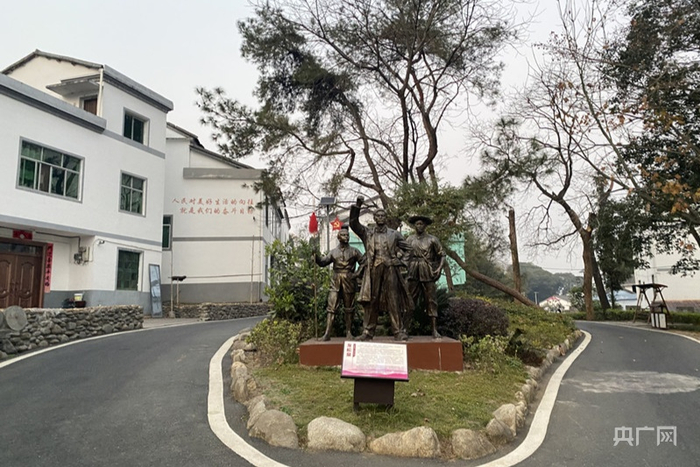 融入红色元素，打造红色名村（央广网发 胡斐 摄）