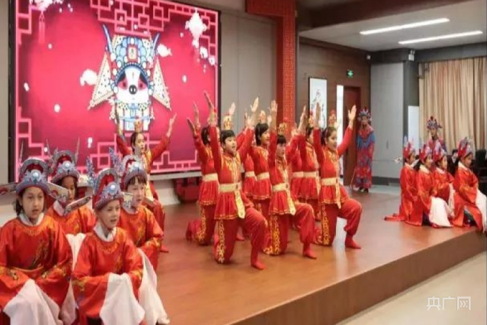 学生优雅的国学表演，惊艳的戏曲串演出，展示了丰富的国粹艺术。央广网发