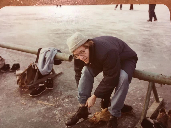 史谦德在未名湖上滑冰，1982年