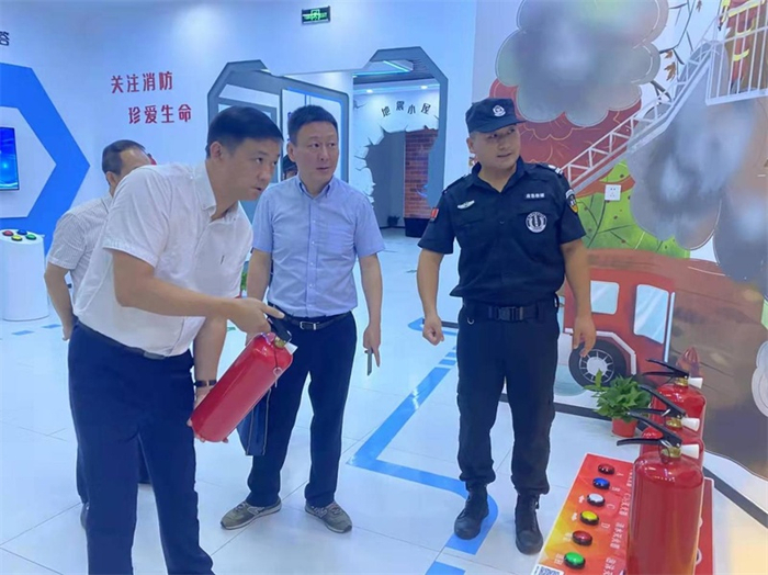 工人在学习不同性质的火灾事故中灭火器的各种使用方法（央广网发 防城港市应急安全教育体验中心供图）