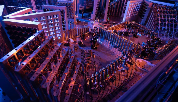 “九章二号”量子计算原型机144模式干涉仪（部分）实验照片。科研团队供图