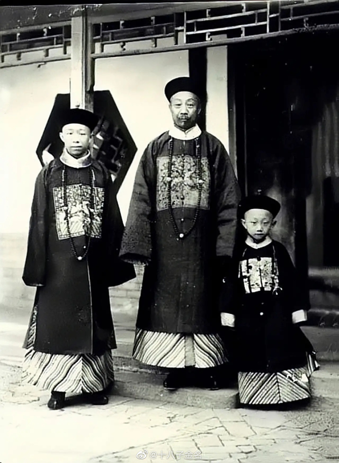 图中是身穿清朝官服的爷孙三人……|京师|胡同|刘槐庭|屋舍|大宅门_新浪新闻