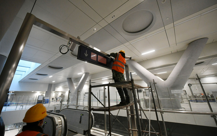 工作人员正在进行收尾施工作业。新京报记者&nbsp;王贵彬&nbsp;摄