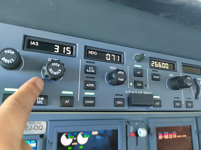 　为缩短飞行时间，一二三航空飞行机组驾驶国产ARJ21-700飞机以315节的速度飞行，最快速度达到每小时1060公里。