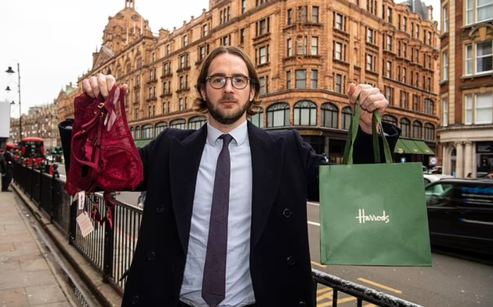 麦克斯·艾奇逊在哈罗德百货商场购买的内衣