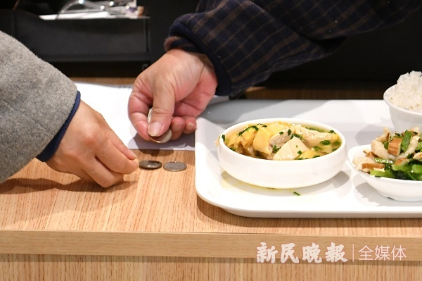 图说：长着食堂还提供现金支付
