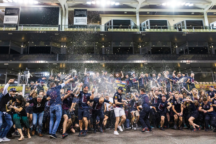 维斯塔潘（中）与车队工作人员开香槟庆祝。图/新华社