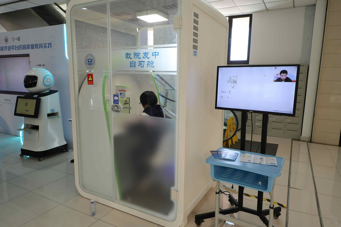 闵行区教育学院附属友爱实验中学借助智能学习舱为学生提供沉浸式学习空间。图为学生正在学习舱内与老师进行一对一答疑。 何思哲 摄