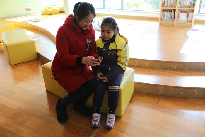 华东师范大学附属紫竹小学二年级学生和家长依托信息化平台可以便捷自主选择校内课后服务课程。 闵行区教育局 供图